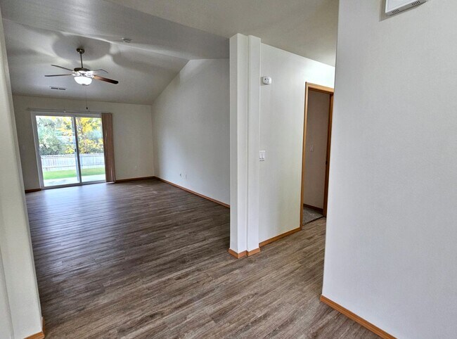 Foto del edificio - Open, One-Level Living- 4 Bedroom, 2.5 Bath Richland Home with Spacious Backyard