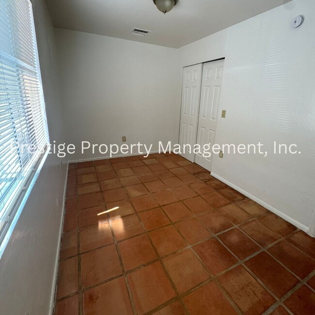 Building Photo - 2258