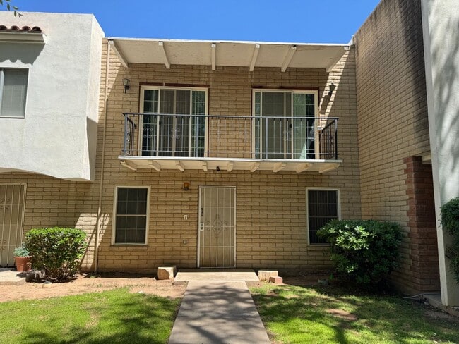 Building Photo - Centrally located 4 bedroom townhome
