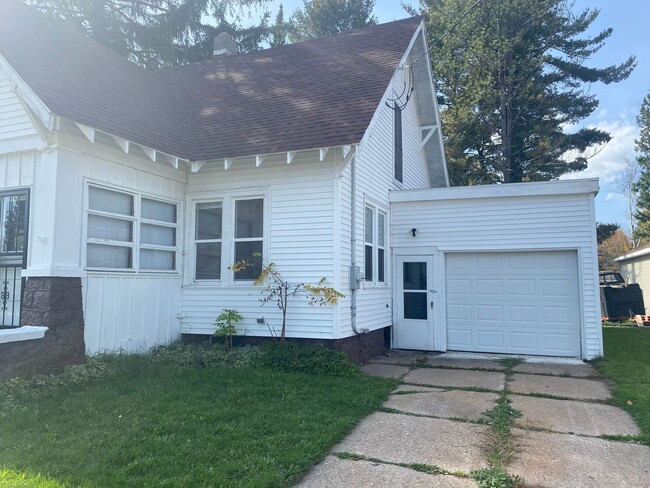 Foto del edificio - 3 Bed 1 Bath Single Home in Antigo