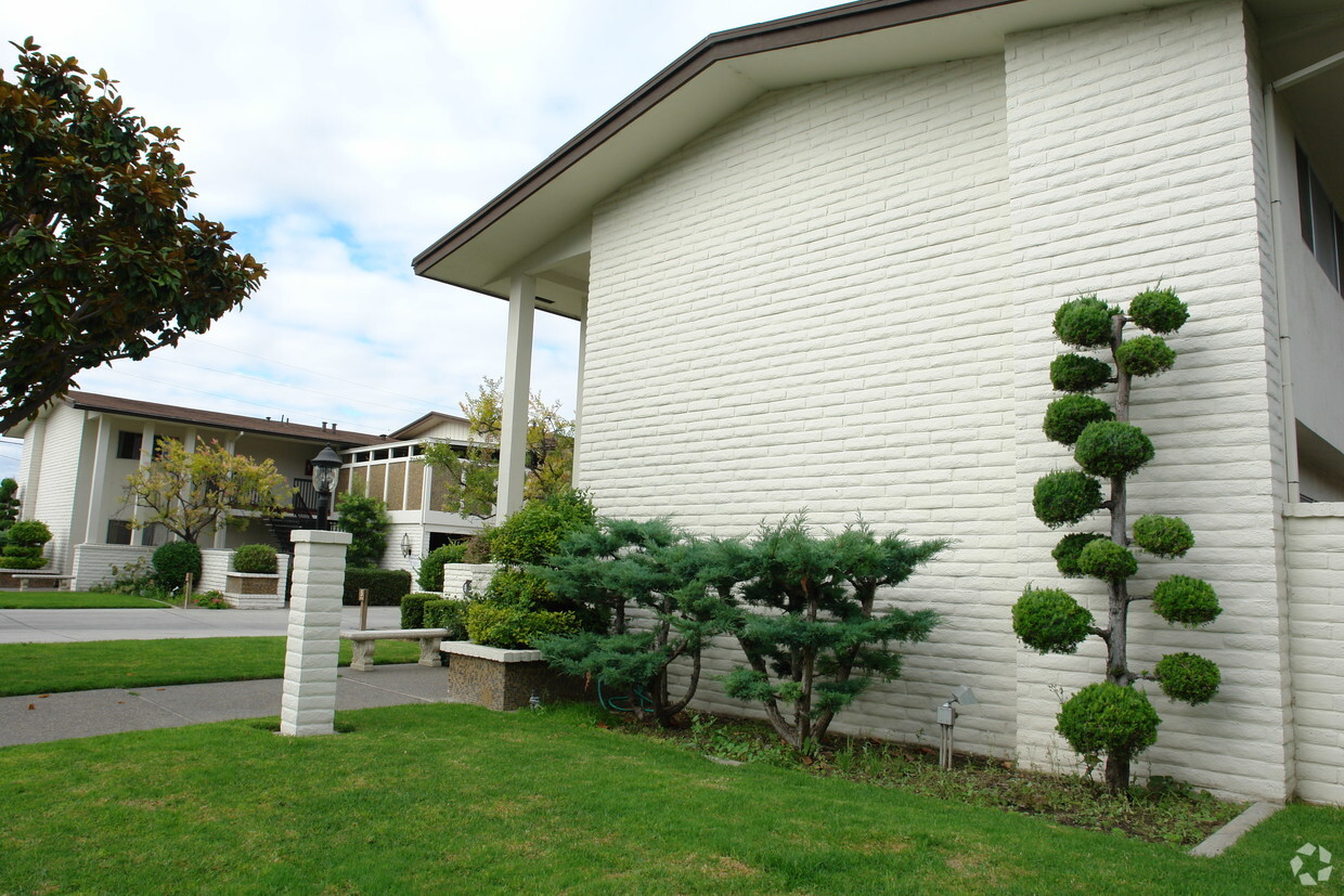 Building Photo - Montclair Apartments