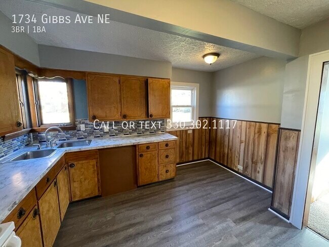 Foto del edificio - Three bedroom one bathroom home for rent