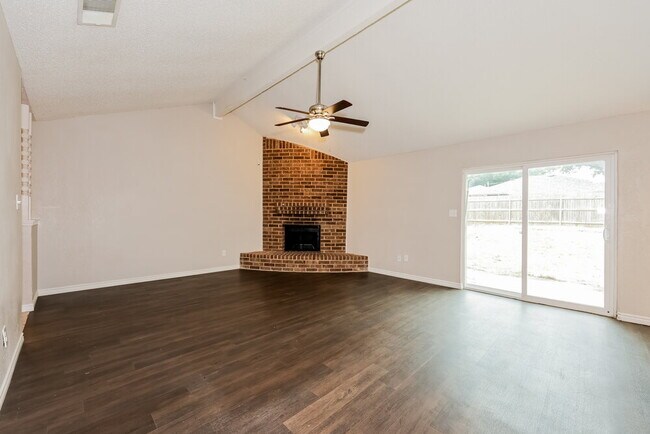 Foto del edificio - 6214 Big Springs Dr