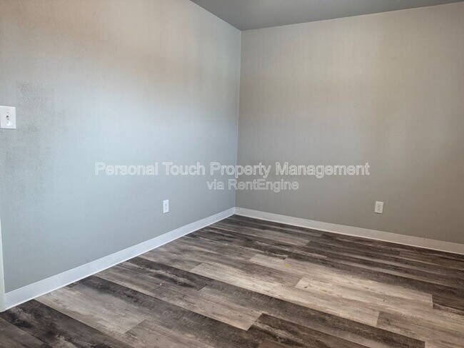 Building Photo - 142 6th Ave N