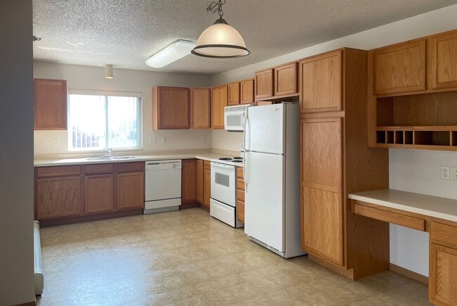 Building Photo - 2 Bedroom 2 Bath - South Fargo - April 1st