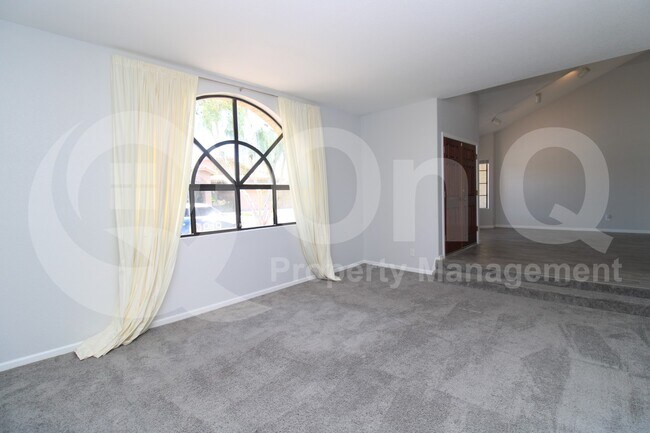 Building Photo - 1047 W Lakeridge Dr