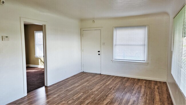 Building Photo - 729 Knotts St