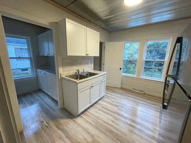 Building Photo - Click the “Apply Now” button or email wapmrentals@gmail.com for a prompt response.