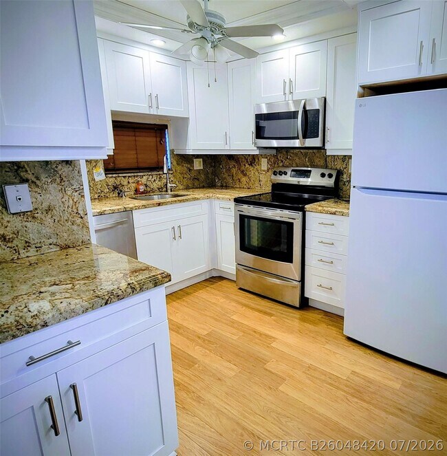 Building Photo - 9411 N Hollybrook Lake Dr