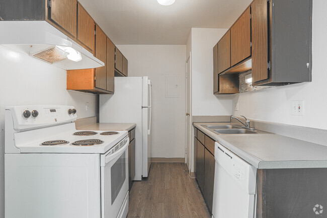 2BR, 2BA - 936SF - Kitchen - Towne Square Apartments