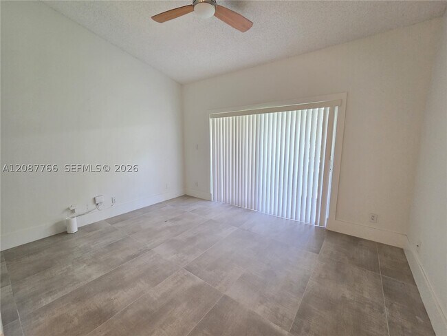 Foto del edificio - 671 Cypress Lake Blvd
