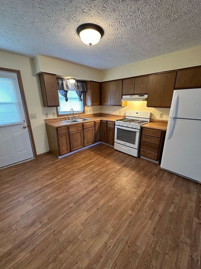 Building Photo - 3895-3905 N Meadow Ridge Dr