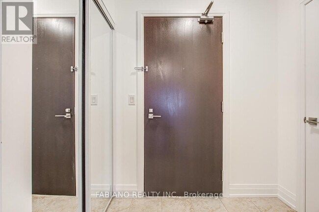 Photo du bâtiment - 1060-1060 Sheppard Ave W