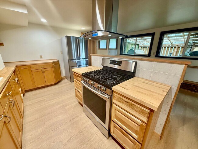 Foto del edificio - Brand New 1 bed, 1 bath with Den In Lynnwood $2350/mo.