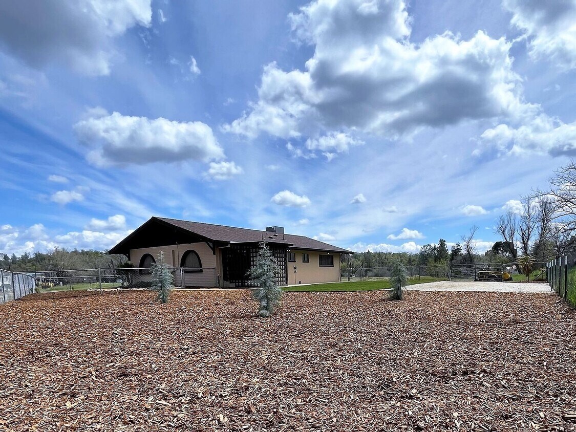 Foto principal - Looking for a home w/ property??