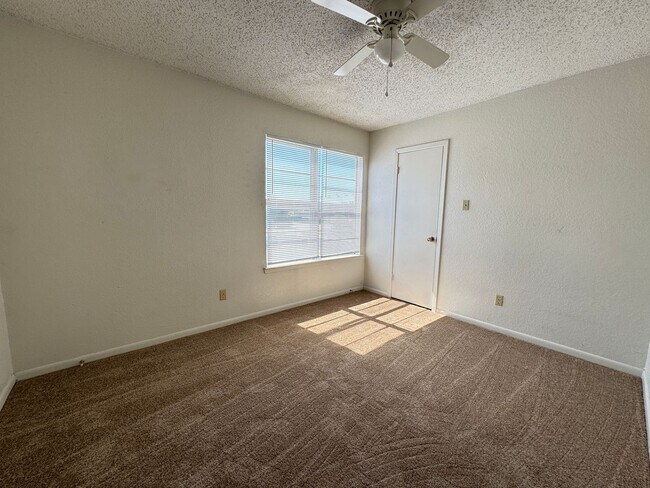 Foto del edificio - 3001 Lake Rd