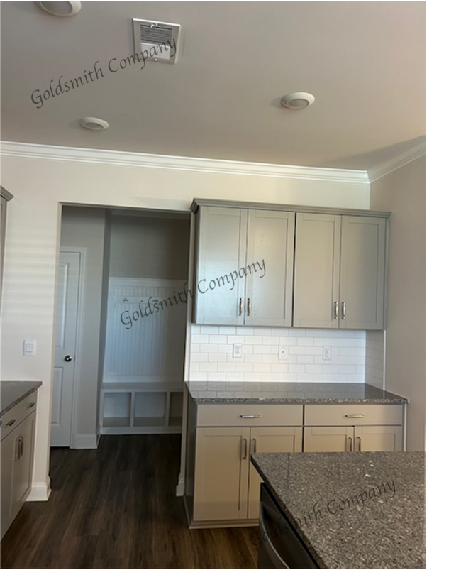 Foto del edificio - "Spacious 4-Bedroom Townhouse Retreat on Yellow Fox Road, Greer!"