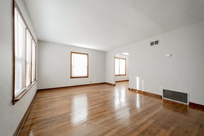 Foto del edificio - NOW OFFERING FIRST FULL MONTH FREE IF MOVE...