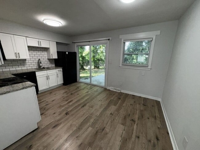 Building Photo - Newly renovated 2-bedroom, 1-bath duplex in Charlotte Located just minutes from NoDa, Plaza Midwo...
