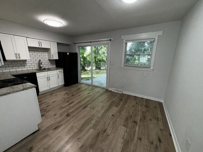 Foto del edificio - Newly renovated 2-bedroom, 1-bath duplex in Charlotte Located just minutes from NoDa, Plaza Midwo...