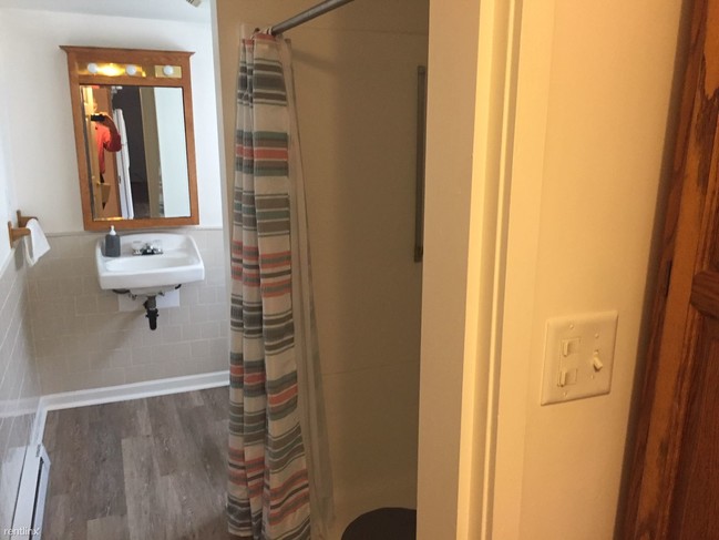 Foto del edificio - 1 br, 1 bath Apartment - 2722 Sarah St