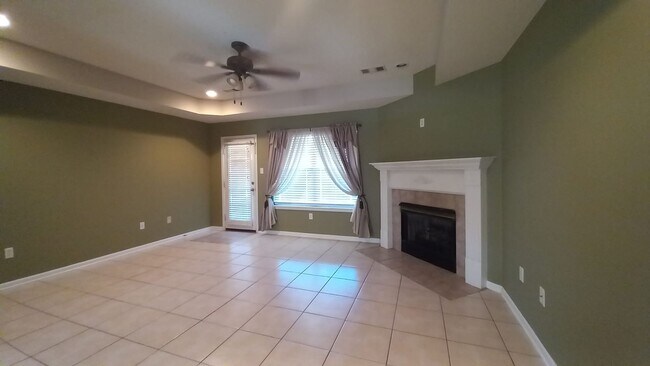 Building Photo - 2225 Redwood Dr