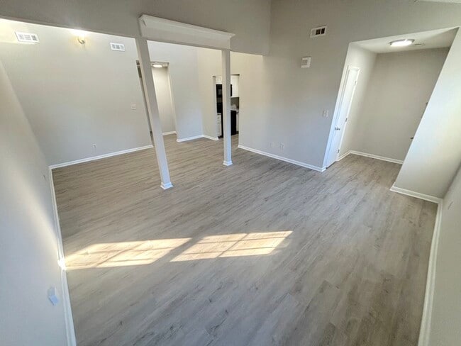 Building Photo - UPDATED 2BED/1BATH TOWNHOME IN TOWN CENTER VIRGINIA BEACH!!!!!