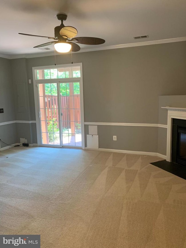 Foto del edificio - 6913 Rolling Creek Way