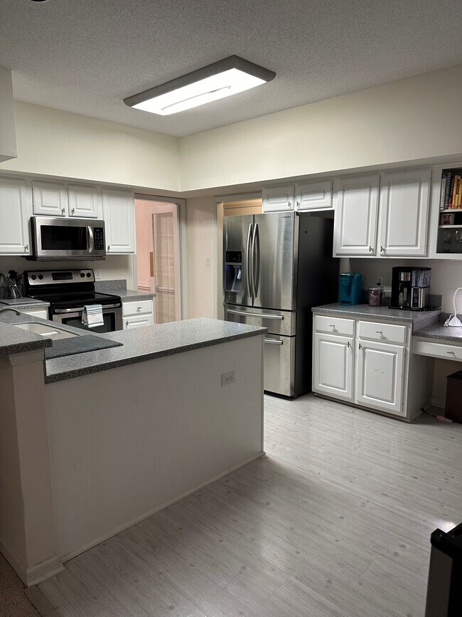 Foto del edificio - 100 Hebride Ct