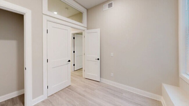 Foto del edificio - Newly Renovated Theater District 4 Bed/2 Bath + Office on Tremont Street.  Available 9/1.  NO BRO...