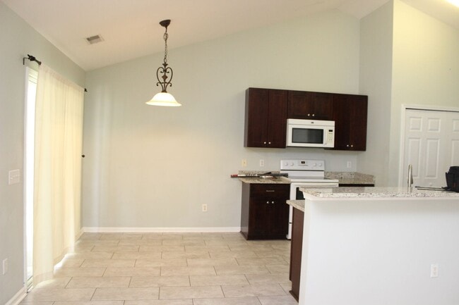 Building Photo - Ranch Home w/ Privacy Fence