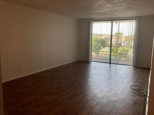Building Photo - 1800 N Lauderdale Ave
