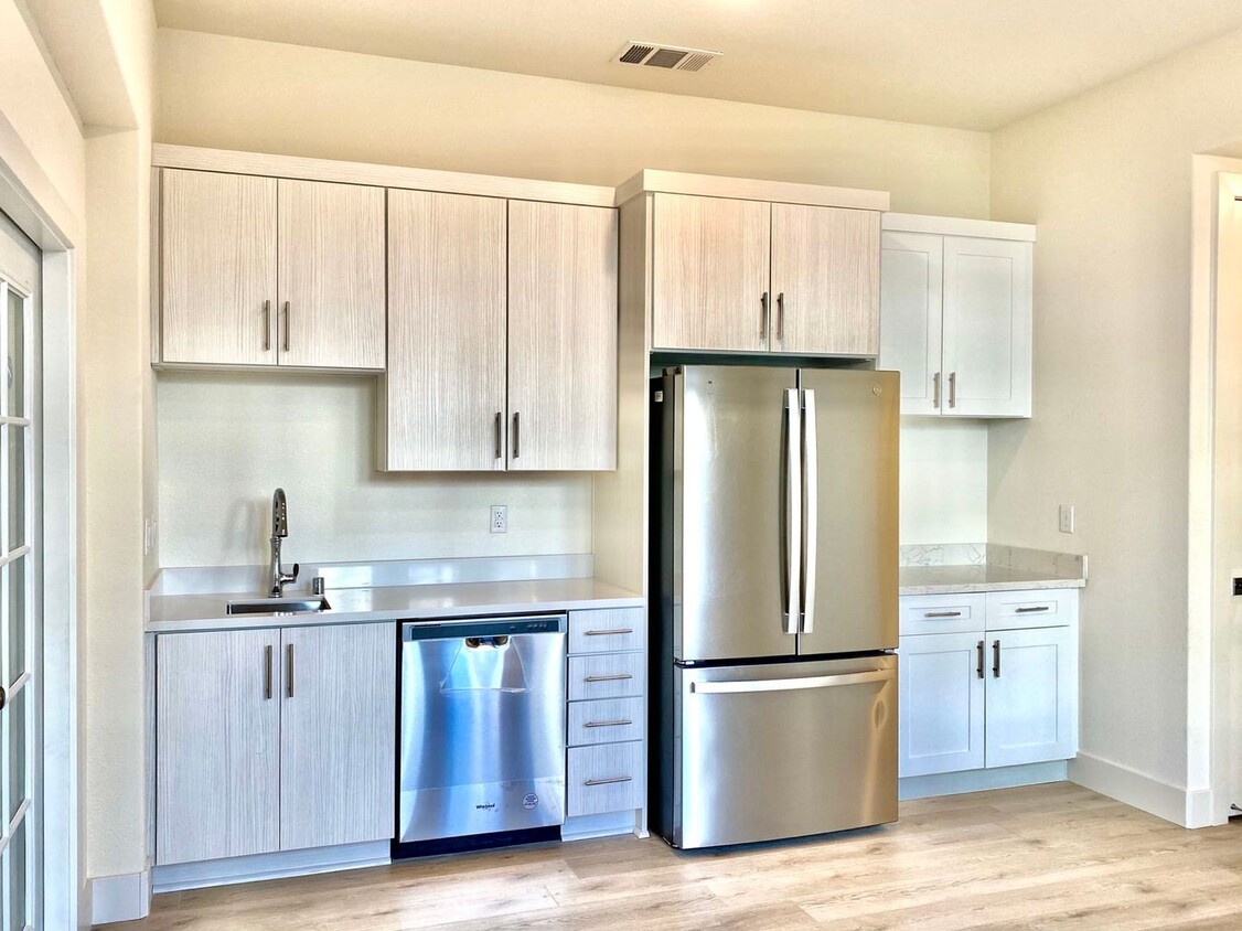 Foto principal - Room For Rent In Excellent Condo