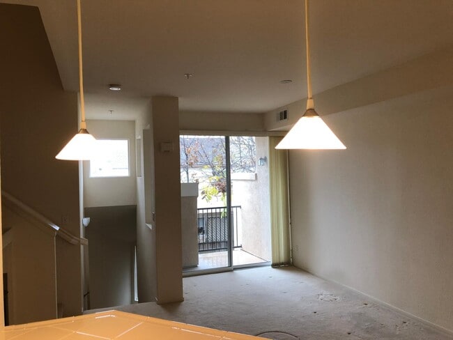 Building Photo - 1094 Esparanza Way
