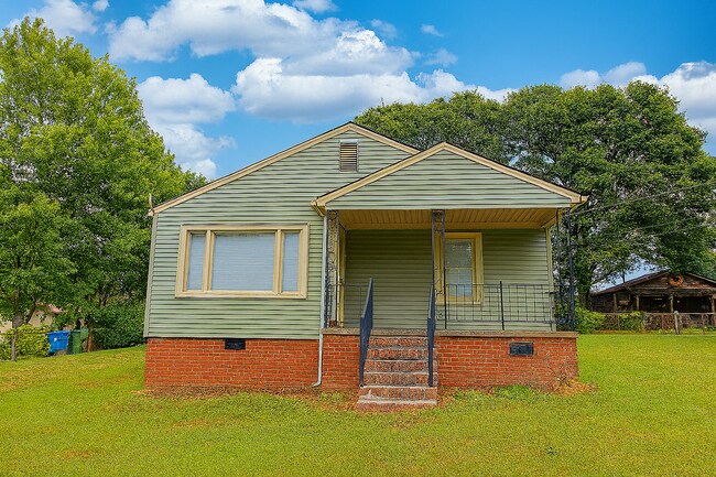 Foto del edificio - 3 Bedroom Home in Mount Holly, NC (Lawn Ca...