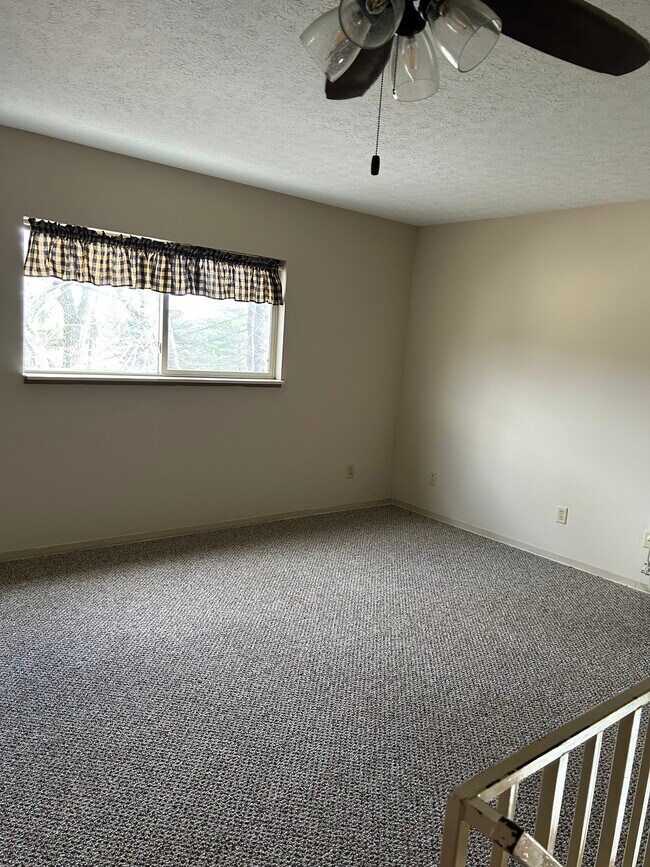 Building Photo - 1670 Lakeview Dr