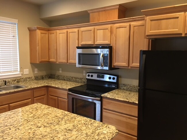 Foto del edificio - 3 LEVEL CONDO W/ UPGRADES, GARAGE/ FENCED ...