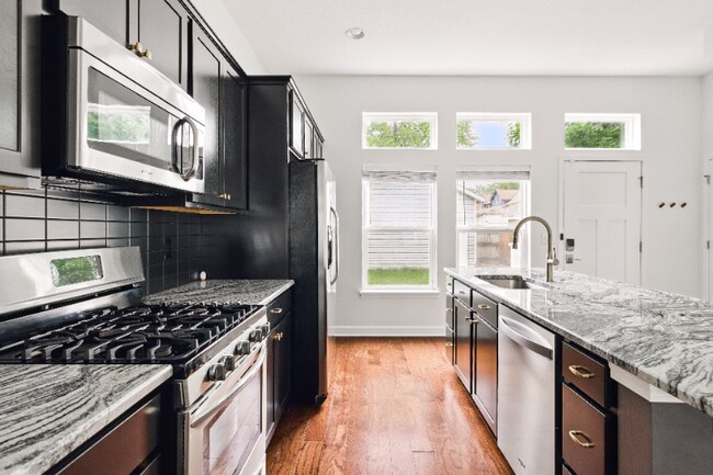 Foto del edificio - 2138 W 41st St