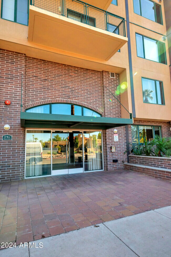 Foto del edificio - 17 W Vernon Avenue Unit 605
