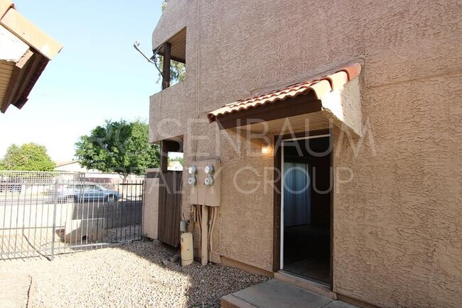 Building Photo - Beautiful & spacious 2-bedrooms, 1.5-baths...