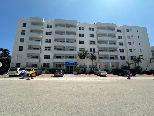 Building Photo - 2900 Banyan St