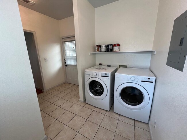 Foto del edificio - 2108 E 14th St