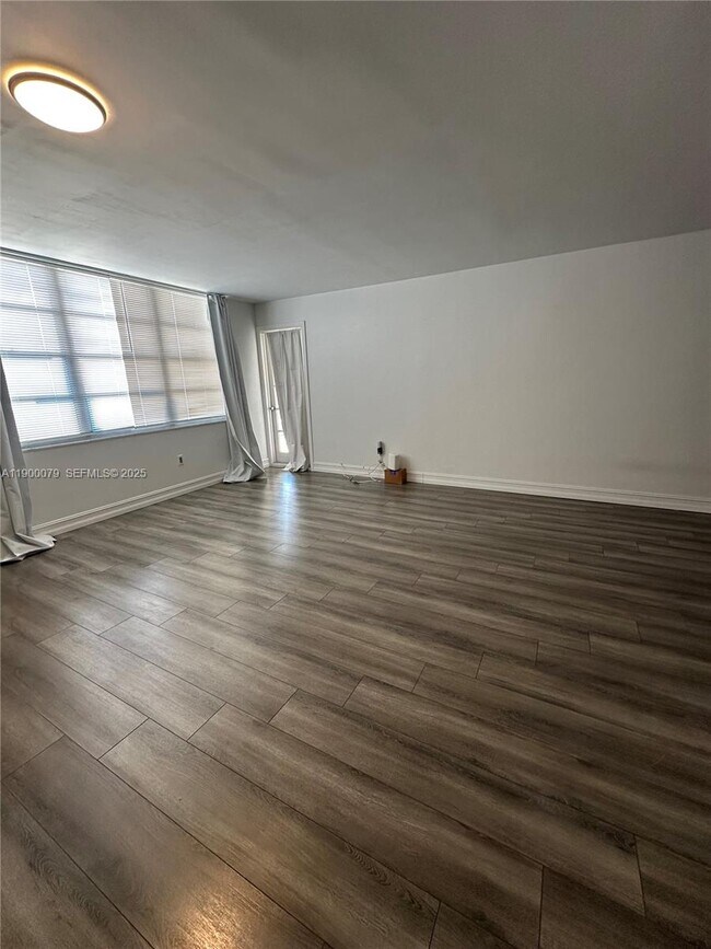 Foto del edificio - 2750 NE 183rd St