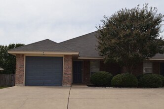 Building Photo - 2206 Wildewood Dr