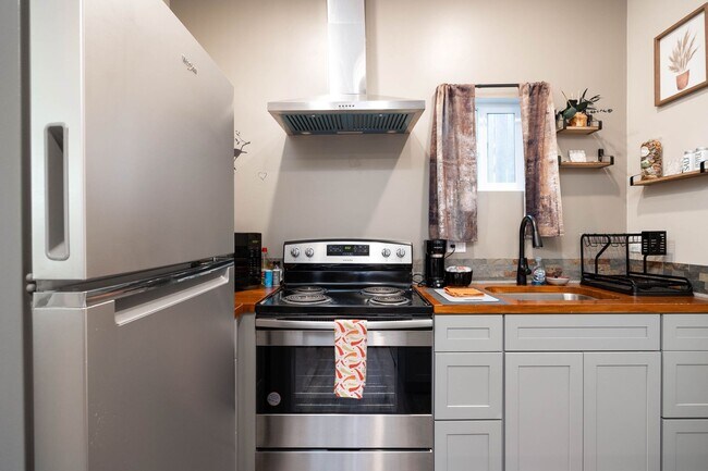 Building Photo - Furnished Granny Flat with Yard!! Small Do...