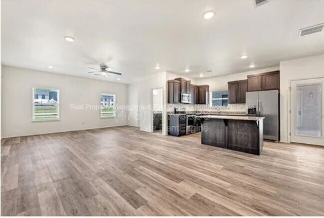Building Photo - 820 S Benchmark Ln