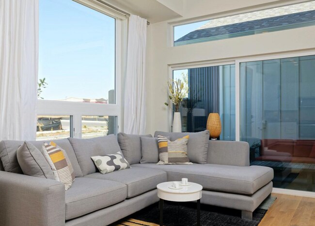 Foto del edificio - Pristine, West Facing Corner Unit in Lafay...