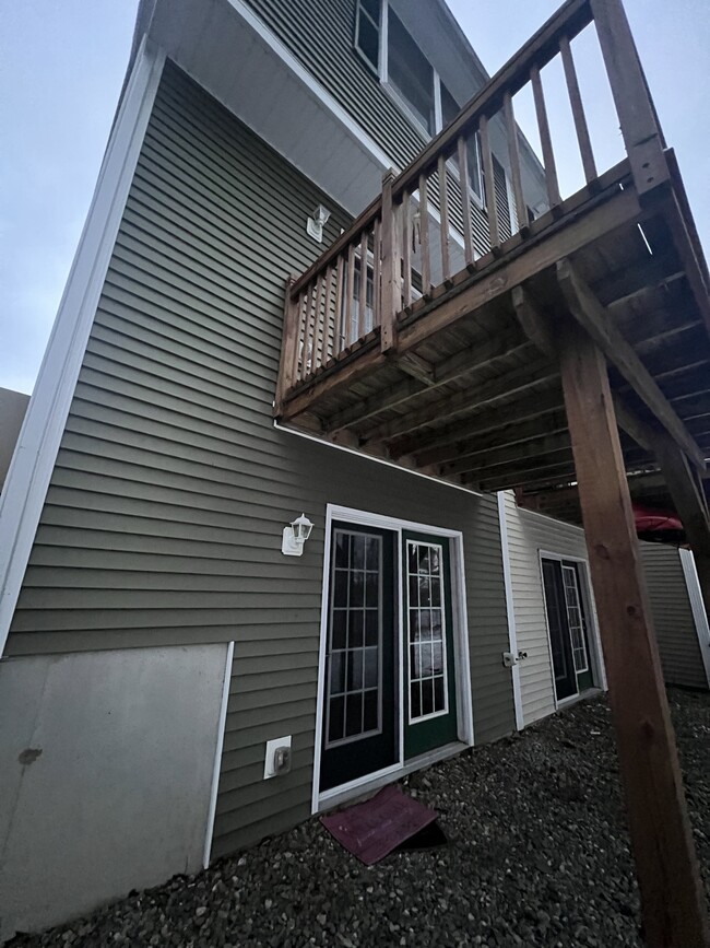 Building Photo - 49 River Village Dr