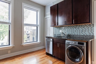 Building Photo - 625 W Oakdale Ave