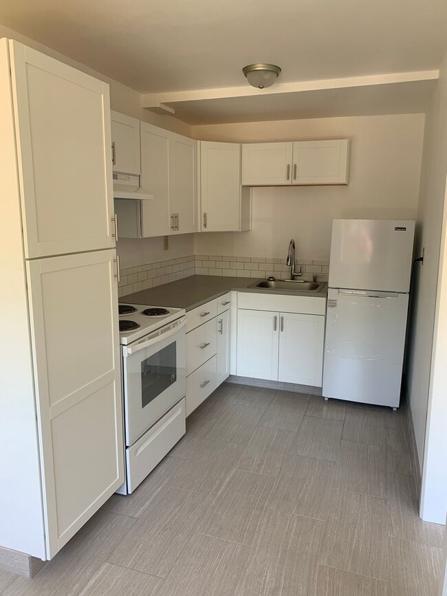 Building Photo - Amazing Remodeled 2 bd in Sellwood/Morelan...